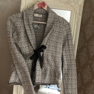 Odd Molly kofta  - Säljer min superfina odd Molly kofta som är brun/vit pga använder inte längre. Köpt för flera år sedan och använt en del men myckey fint skick inga fläckar eller någonting ☺️ storlek 1, vilket motsvarar typ xs/s. Nypris runt 1000kr. Frakt tillkommer!