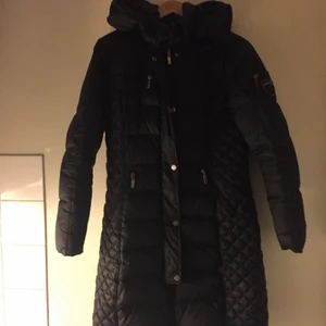 Rockenblue vinterjacka - Stl 36/38, svart varm med dragkedja och luva. Knappt använd . Nypris 3999kr