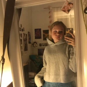 Kroppad oversized hoodie - Grå kroppad oversized hoodie med stor luva 