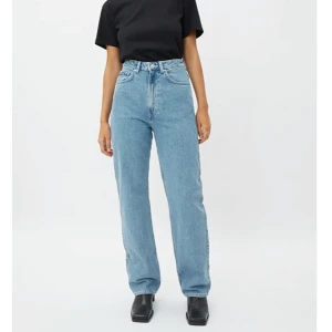 Weekday jeans rowe - Säljer ett par weekday jeans i modellen rowe. Dem är i mycket gott kick, knappt använda.💕