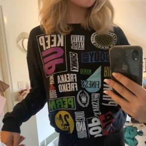 Collegetröja med coolt tryck! - Säljer denna coola collegetröja!! Älskar men använder inte lika mycket längre😖Står ingen storlek i plagget men uppskattas till strl s