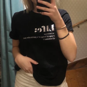 T-shirt - Svart t-shirt med tryck från vero Moda. Möts upp i Falun eller så står köparen för frakt.