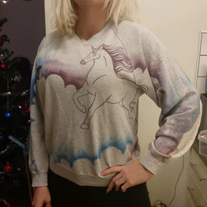 Unicorn tröja - Tröja som jag fått av mitt ex. Står inga lappar på insidan så vet ej vad den kommer ifrån eller vilken storlek! Men är en jätte mysig och skön tröja. Storleken är kanske M-L. Köparen står för frakten 💖