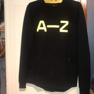 Nästan helt oanvänd tröja från A-Z kollektionen. Storlek M. Säljer för att den inte kommer till användning. Köpt för 500kr. Går att ha som träningströja men även gå till vardags med. Finns inte att köpa längre