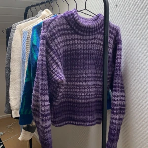 Lila tröja från ZARA - Säljer min lila tröja från Zara. Slutsåld på hemsidan. Varm och gjord av tjockare material. Sitter löst på mig som är XS-S. 💜  Budgivning avslutas tisdagen den 8/12 20:00. Frakt: 42 kr. Nuvarande bud: 300