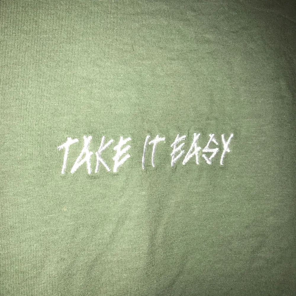 En jätte soft o skön grön t-shirt med ”take it easy” broderat i vitt på framsidan. Köpt på H&M i storlek XL. Använd ett antal gånger och säljer nu pga att jag tröttnat. Säljer för 55kr + frakt🌿💞. T-shirts.