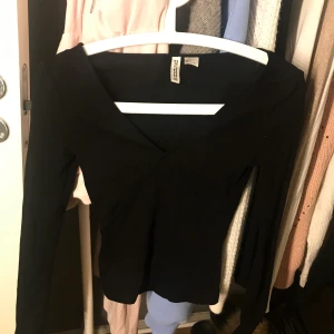 Svart urringad tröja  - Superfin svart tröja som aldrig kommer till användning och som är helt ny🥰