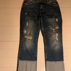 Mom jeans från Zara med slitningar stl 40. Mest slitningar på knäna men även lite upp på låren, även lite på fickorna på rumpan. Använt fåtal gånger, mycket bra skick. Säljer för 200kr. 