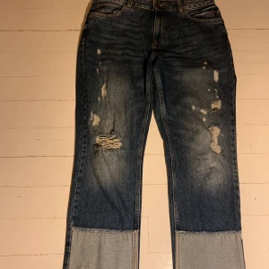 Mom jeans från Zara med slitningar.  - Mom jeans från Zara med slitningar stl 40. Mest slitningar på knäna men även lite upp på låren, även lite på fickorna på rumpan. Använt fåtal gånger, mycket bra skick. Säljer för 200kr. 
