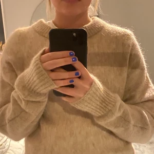 Stickad tröja - Säljer denna super fina stickade tröjan ifrån H&M. Den är från premium collection i mohair/Wool blend och är i storlek XS, använd 1 gång. Köparen står för frakt! 💕