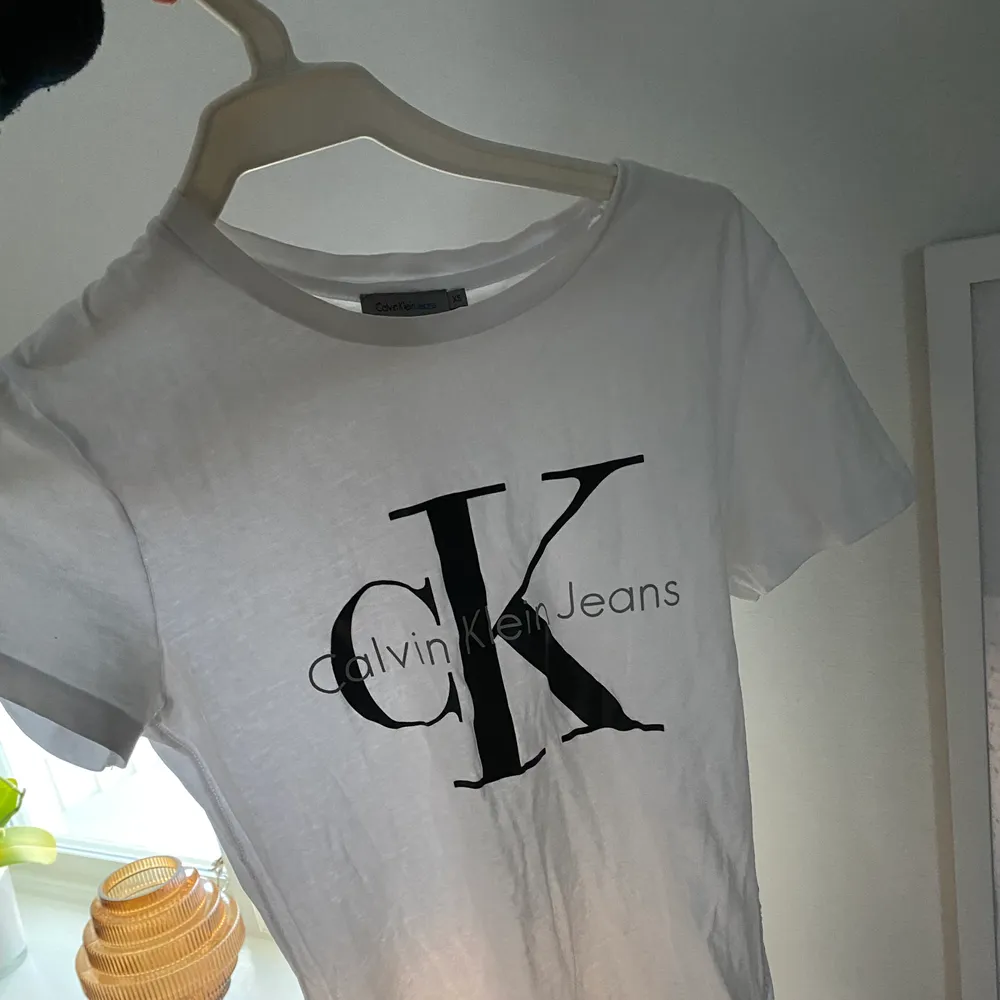 T-shirt från Calvin Klein i storlek xs. Den har ett jättelitet hål där bak, men som knappt syns (se bild 2). 80kr+frakt. T-shirts.