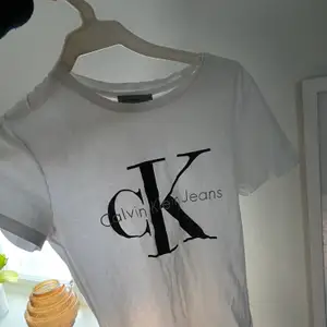 T-shirt från Calvin Klein i storlek xs. Den har ett jättelitet hål där bak, men som knappt syns (se bild 2). 80kr+frakt