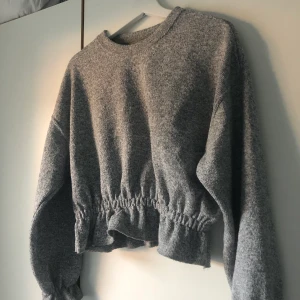 Stickad tröja ZARA xs/s  - Super fin knappt använd stickad tröja från ZARA med fina detaljer. Väldigt fint och robust material 