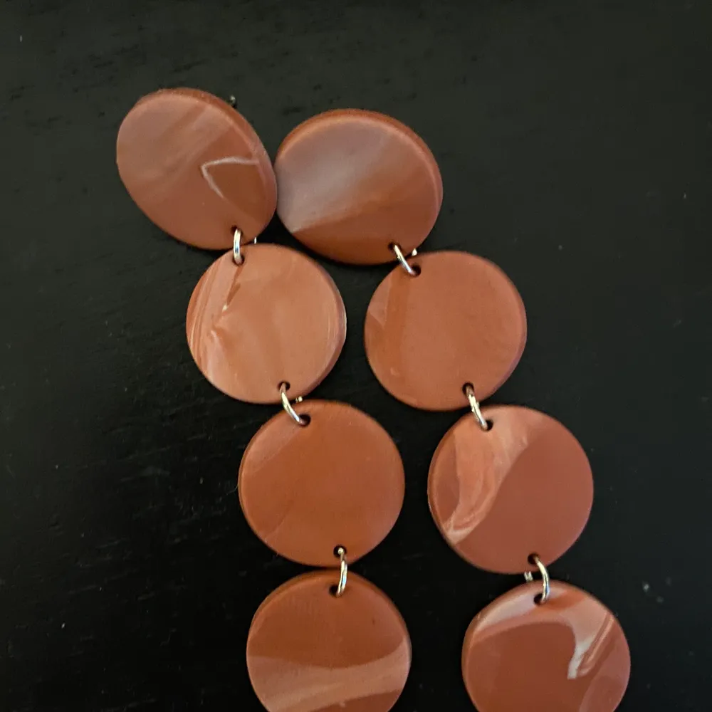 Ett par örhängen gjorda i lera, köpta i år via Instagram. Tyvärr så kommer dem ej till så mycket användning hos mig, och därför säljer jag dessa vidare. Superfina terracotta röda/rosa. Frakt kostar 22 kr. . Accessoarer.