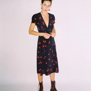 Realisation Par, wild Cherry teale dress  - Jättefin klänning från Realisation Par. Som ny, knappt använd. Man knyter den runt midjan, så skulle säga att den passar en 34-38:a. Tyget är ren silke och svagt transparent. Kan mötas/leverera i Sthlm, eller posta :) 