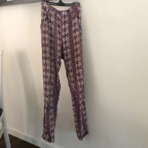 Harembyxor färgglada storlek Small - Bra skick, från bikbok.