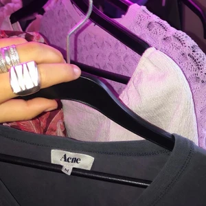 Acne t shirt  - Stilren, schysst mörkgrå acne t shirt