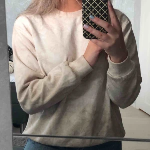  - Snygg oversize sweatshirt i beige/vit färg! Mycket cool tröja som inge kommer till användning! 170kr eller buda om många intresserade👼🏼