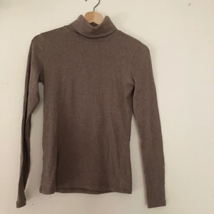 Polo - Beige polo i så mjukt och skönt material! Ger en fin och väldigt clean look men passar tyvärr inte mig. Obs den är ljusare än vad det ser ut som på bilderna. 