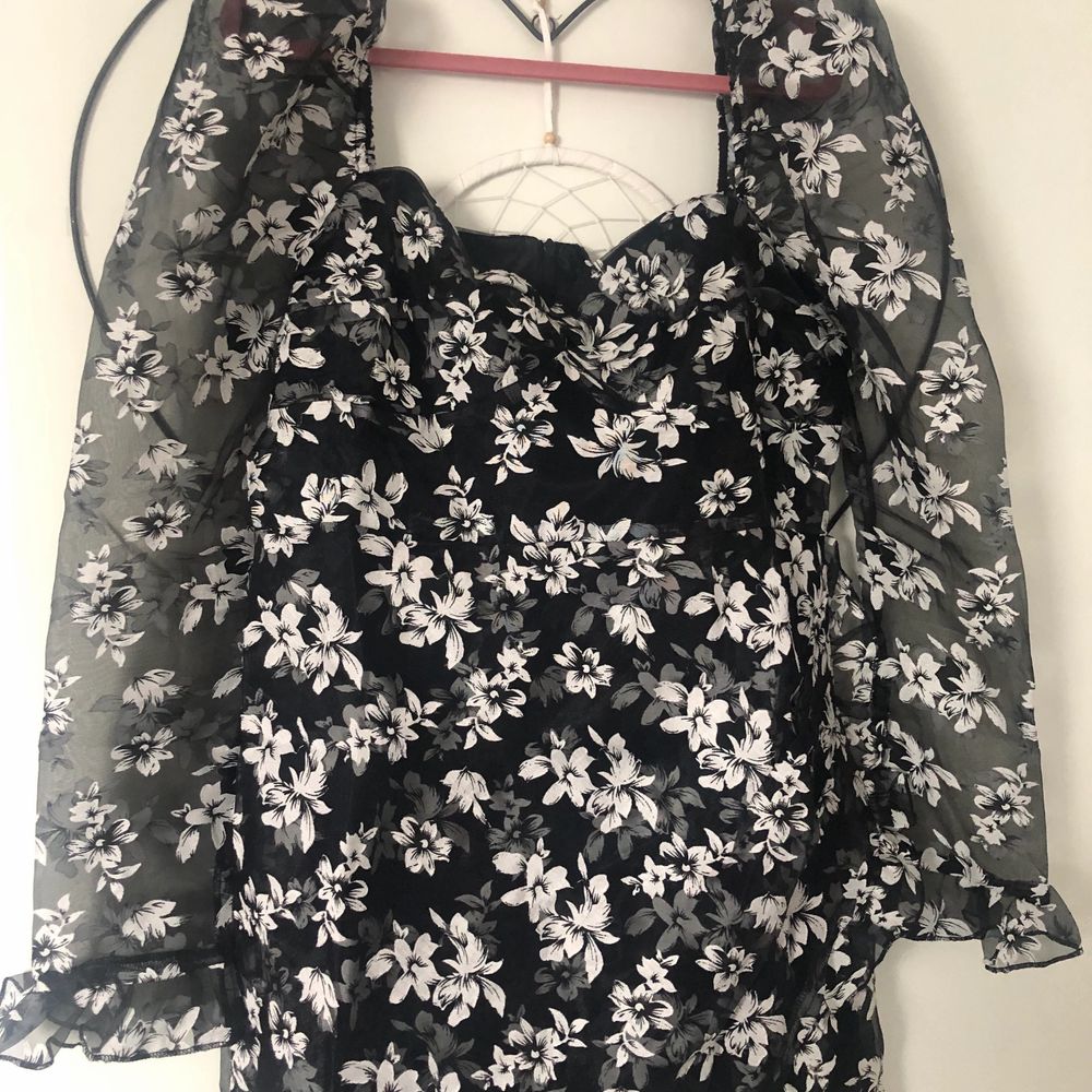 En jättefin tajt blommig klänning med mesh tyg längs med armarna i storlek 42 oanvänd. Ny pris 500 kr +frakt säljer för 350 kr . Klänningar.