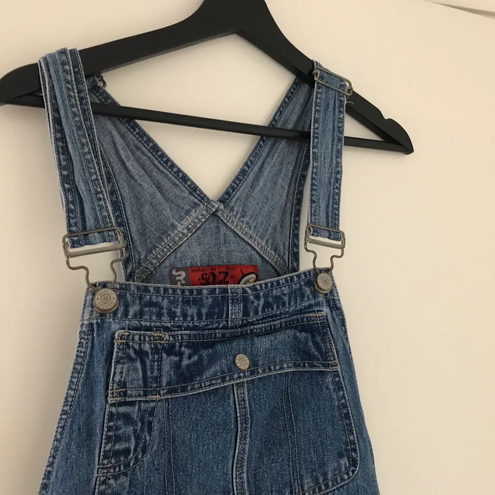 Ett par riktigt schysta hängselbyxor/dungarees! Justerbara axelband och knappar vid sidorna som gör den tillgänglig i många storlekar. Kan både mötas upp och fraktas :D. Jeans & Byxor.