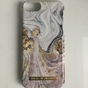 iPhone 6/7/8 - Super snyggt skal till IPhone 6/7/8 men ett jättefint tryck på, skalet är i gott skick och inga större skador finns! Köparen står för frakten 😊