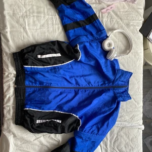 Blå vindjacka!  - Säljer denna superfina vindjacka! Står ej storlek men skulle säga M/L  frakt: 66kr hör av dig om du är intresserad. Om många är intresserade så blir det en budgivning 💓💓 startbud: 150kr 