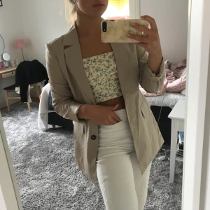 Beige blazer från NAKD  - Snygg beige blazer från nakd i storlek 36. Helt oanvänd med alla lappar kvar. Slutsåld på hemsidan och nypris är 699kr