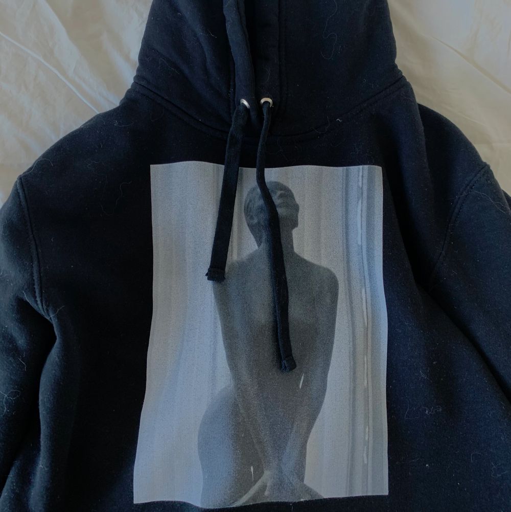 Hoodie från The Cool Elephant! Skit cool Hoodie i storlek L. Jag är egentligen S dock är detas storlekar små så tycker L funkar bäst om man vill ha den lite overzized!😆 Den är helt oanvänd och säljer pga har fått 2 av samma. Köpt för ca 700kr . Huvtröjor & Träningströjor.