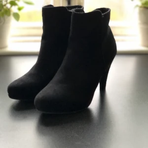 Skor strl 38 - Endast använda en gång så de är helt i nyskick. Köpta på din sko. Storlek 38.