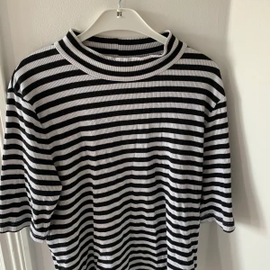 Randig T-shirt - En randig turtleneck t-shirt från H&M. Väl använd och i gott skick! En snabb affär uppskattas 💜