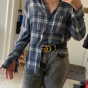 Rutig skjorta - Rutig skjorta i strl M men passar även S/L beroende på hur man vill ha den. Bra skick. Frakt tillkommer