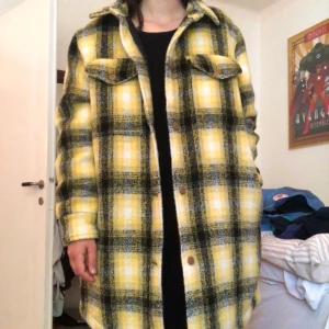 Jacka oversize BikBok - Oversize skjort-jacka från BikBok. SÅ SNYGG men aldrig använd så den är värd att användas 