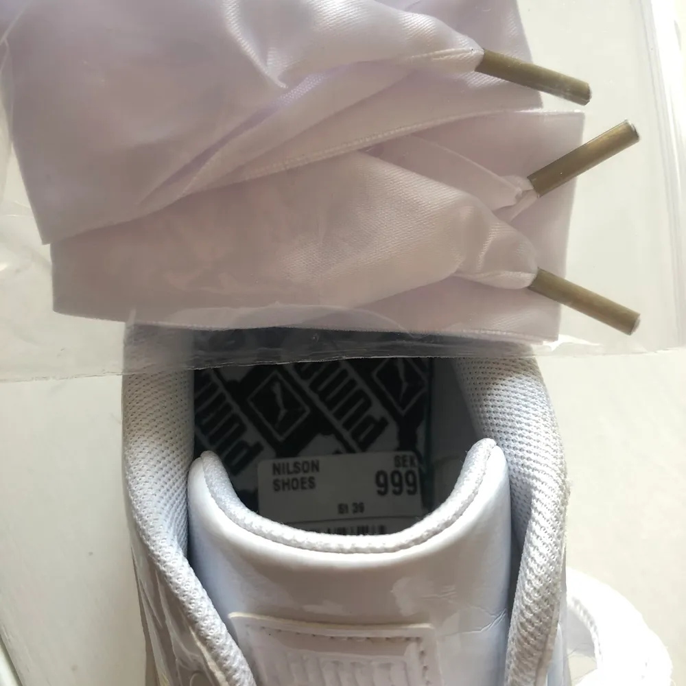 Intressekoll på dessa SKITSNYGGA (!!) vita puma basket ”lack” sneakers, de kommer med tjockt snöre både i tyg och ”silke”. Säljer pga fel storlek, skorna är sparsamt använda (prislapp finns kvar) o nypriset var 999 kr. Budgivning startar på 300 kr!🦋. Skor.