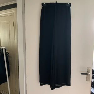 Svarta meshbyxor - Svarta, vida, sköna meshbyxor ifrån Monki. Märkt strl XXS, men de är grymt stretchiga, så passar upp till S eller liten M skulle jag säga. Kan ta mått efter förfrågan. Har svarta shorts insydda i sig så en inte behöver flasha hela härligheten. 