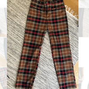 Rutiga kostymbyxor  - Ascoola rutiga kostymbyxor från monki. Jag är 174 cm som referens. Möts upp eller fraktar.