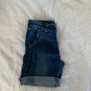 Jättesköna blåa shorts som jag klippt själv från ett par jeans. Sitter nedanför naveln och är lite inspirerade från Outer Banks. Använt skick. Passar mig som är en S. 