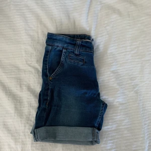 Blåa shorts  - Jättesköna blåa shorts som jag klippt själv från ett par jeans. Sitter nedanför naveln och är lite inspirerade från Outer Banks. Använt skick. Passar mig som är en S. 