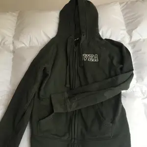 Mörkgrön Svea hoodie, använd Max två gånger så den är i väldigt bra skick!  Kan mötas upp eller frakt( köparen står för frakten)