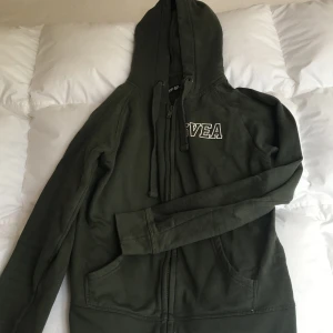 Svea - Mörkgrön Svea hoodie, använd Max två gånger så den är i väldigt bra skick!  Kan mötas upp eller frakt( köparen står för frakten)