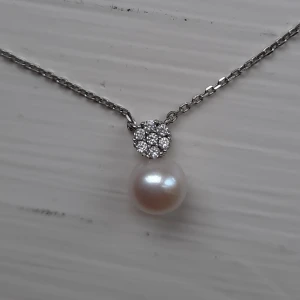 Halsband med pärla - Fint halsband, använt någon enstaka gång. Frakt 11 kr. Skriv om du har frågor eller vill ha fler bilder! Se min profil för fler smycken. 