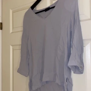 Ljusblå blus - En ljusblå blus från Vila