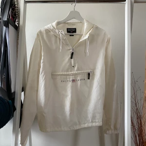 Ralph Lauren vindjacka - Vindjacka från ralph lauren💗 ❗️använt skick❗️Asball men kommer tyvärr inte till användning:// möts upp eller fraktar🥰 den är storlek xl men sitter snyggt oversized på mig som har s i vanliga fall:))