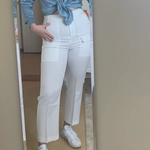 Vita kostymbyxor  - Snygga kostymbyxor från NAKD i storlek 36. Frakt tillkommer på 60kr. Använda ca 2-4 ggr 