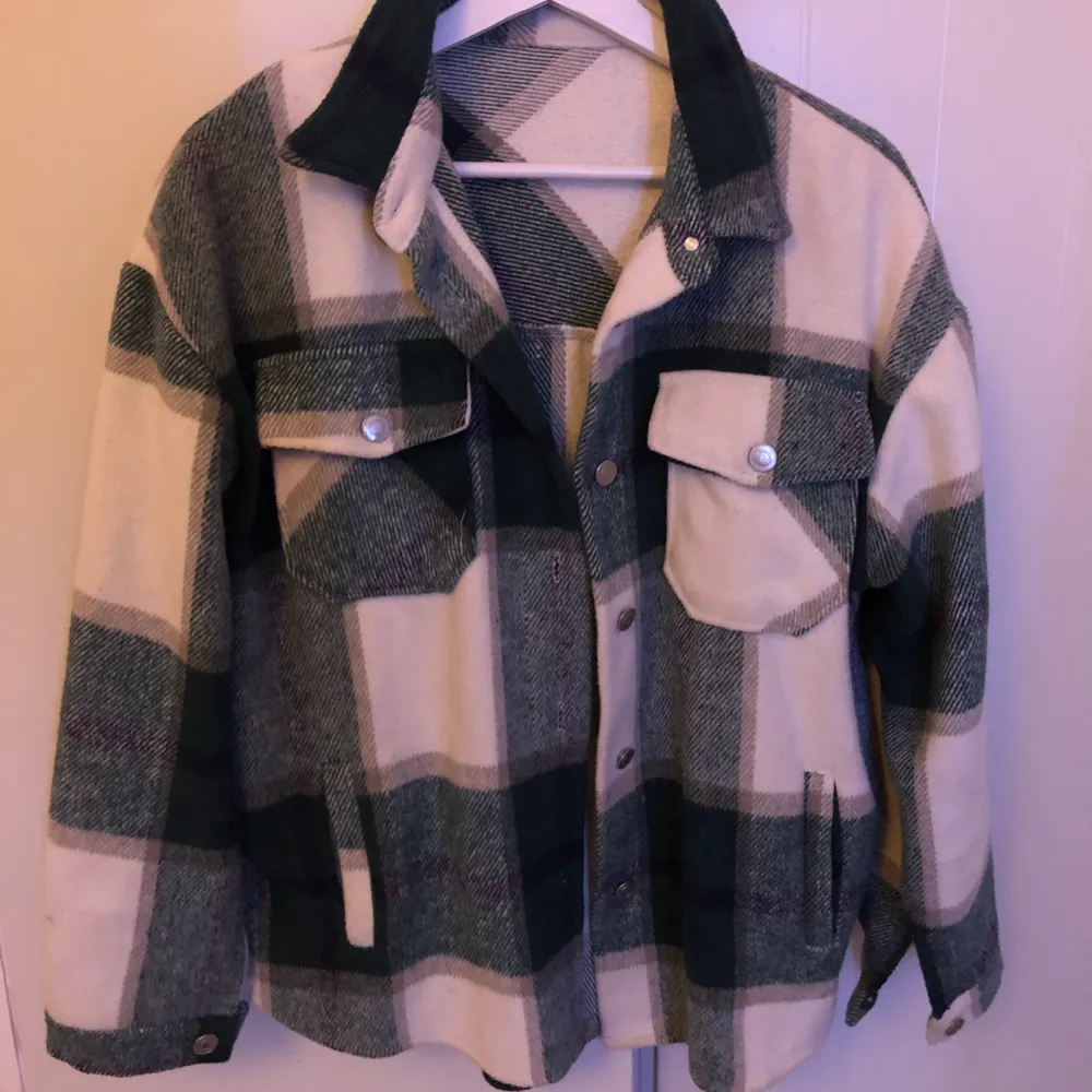 Rutig skjortjacka från By Anastasia 😍✨ Säljer pga använder inte längre! Använd sparsamt där av bra skick 😊 Köparen står för frakten - 63kr. . Jackor.