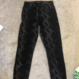  - Jätte coola jeans med ormskinn 