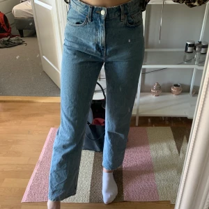 Jeans Weekday - Köpta av en tjej här på Plick men satt tyvärr inte som jag hade tänkt mig och säljer därför dem vidare, väldigt bra skick🧚🏼‍♀️ första och sista bilderna är från tjejen jag köpte dem av, frakt inräknat i priset