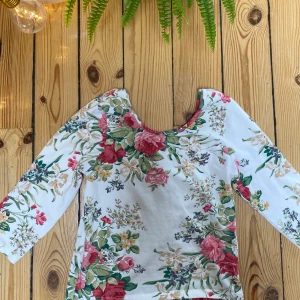 Blommig croptop - Jättegullig blommig croptop som jag säljer då den är för liten för mig! Bara använd ett fåtal gånger! Skulle säga att den passar storlek xs-s!🥰frakt tillkommer! Bara att skicka om du har några fler frågor eller vill ha fler bilder!❤️