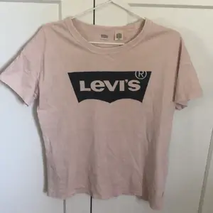 Fett cool t-shirt från Levi’s, storlek S men ganska overzised!! Använd 1 gång. 