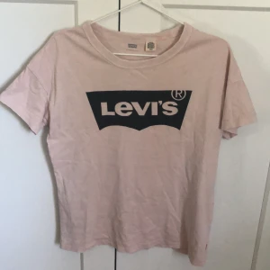 Rosa Levi’s t-shirt - Fett cool t-shirt från Levi’s, storlek S men ganska overzised!! Använd 1 gång. 